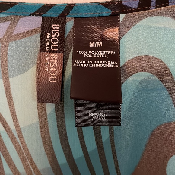 Bisou Bisou rouged v-neck top! Beautiful colors! - Picture 2 of 6